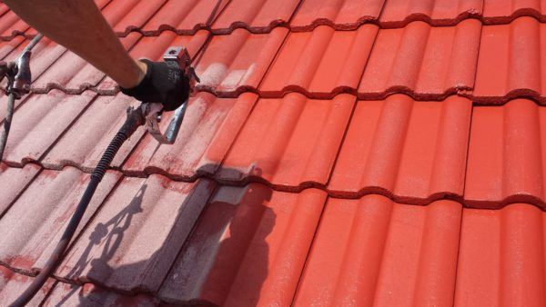 Czyszczenie i odnowienie dachu krytego dachówką betonową