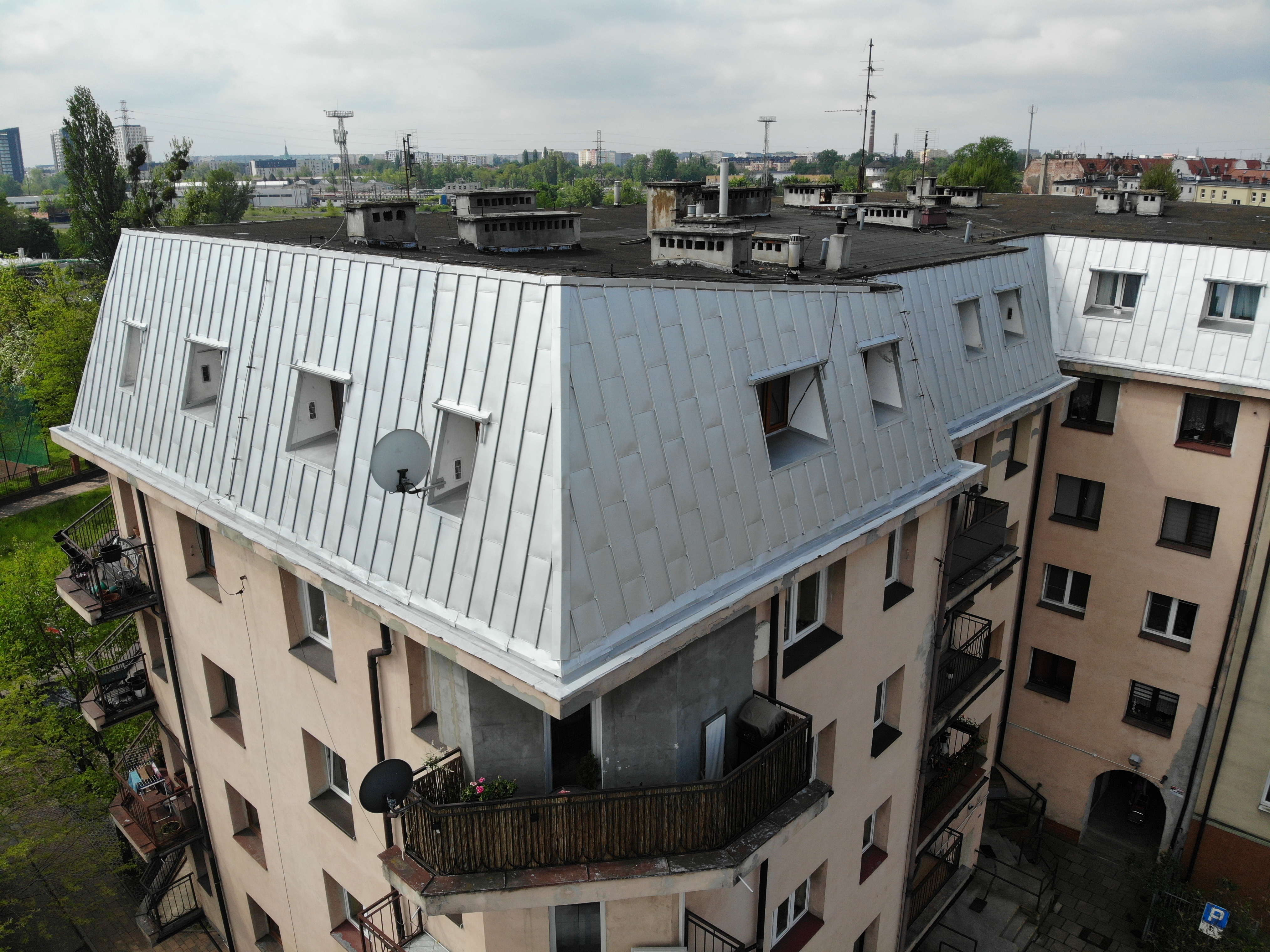 Metalowy dach poddany renowacji produktami Rayston
