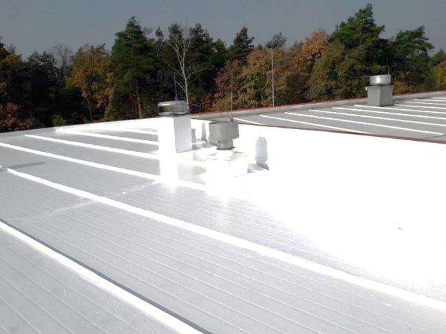 Dach pokryty NEOPROOF PU W-40 wodoszczelną poliuretanową powłoką