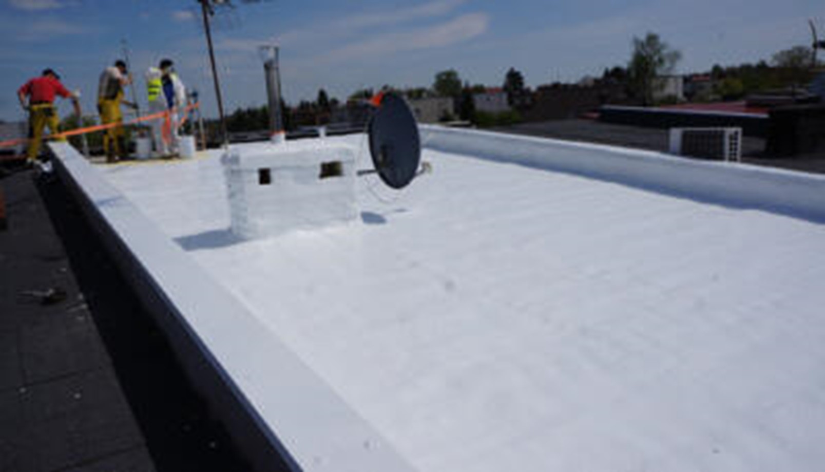 Dach pokryty pianą PUR zabezpieczony Neoproof Polyurea C1