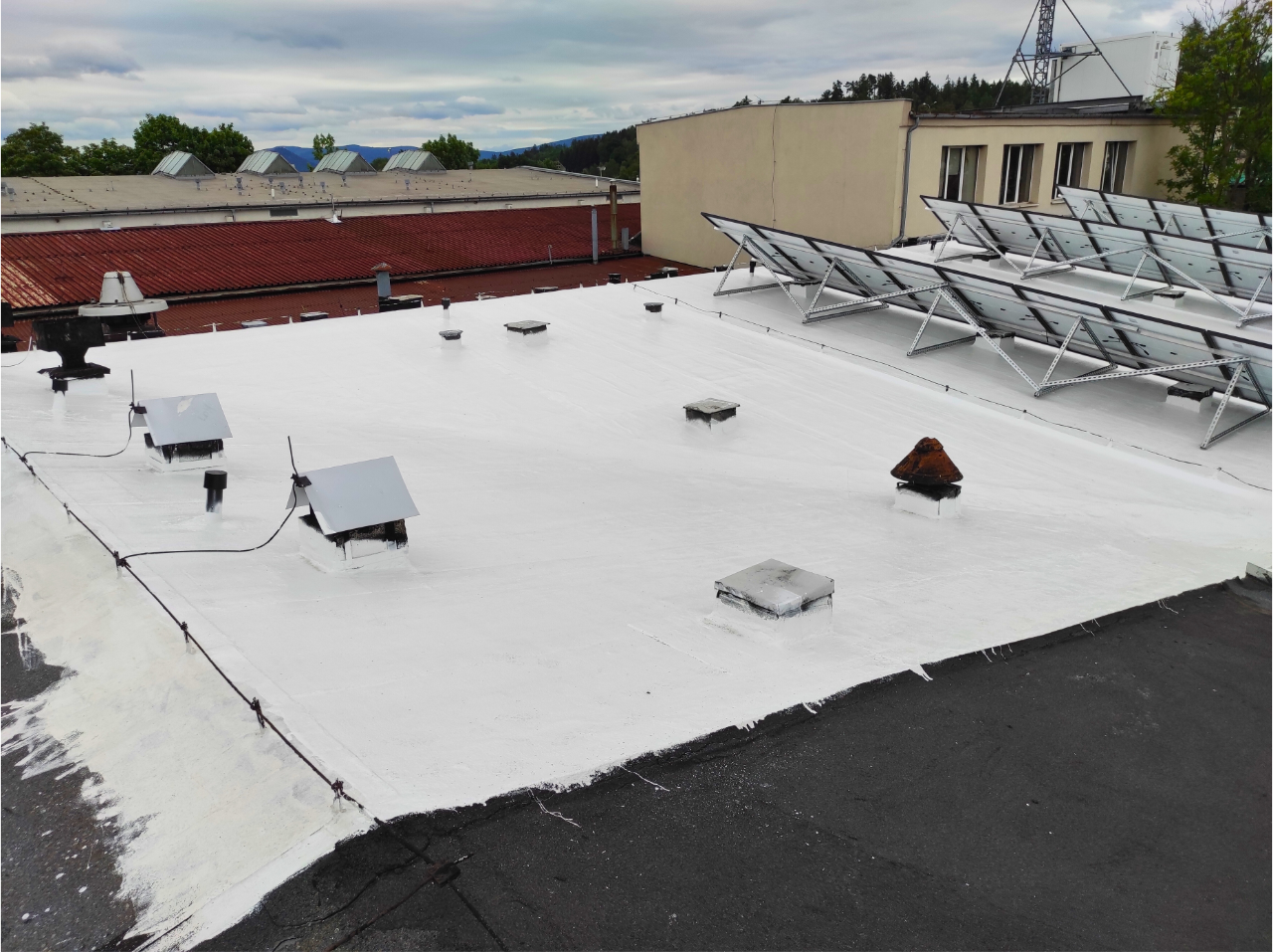 Renovace ploché střechy z asfaltového papíru. kov, PVC/EPDM nebo PUR 