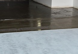 Jaki grunt do posadzki betonowej? Na co zwracać uwagę przy wyborze?