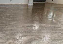 Jak zagruntować podłoże przed posadzką żywiczną?