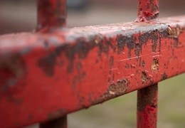 Kiedy stosować antykorozyjne farby do metalu?