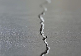 Pęknięcia podłogi żywicznej. Co zrobić, kiedy się pojawią?