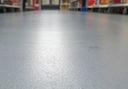 Co oznaczają klasy antypoślizgu w przypadku posadzek żywicznych? Dlaczego są tak ważne?