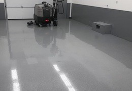 Antypoślizgowe posadzki żywiczne - klasy antypoślizgu R, normy i bezpieczeństwo